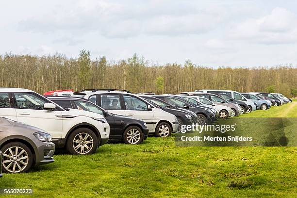 crowded parking lot at keukenhof - cars in parking lot stockfoto's en -beelden