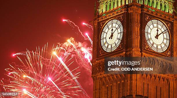 Metric tonne of fireworks lights up behind the landmark clock tower Big Ben to welcome the New Year in London, 01 January 2006. AFP PHOTO / ODD...