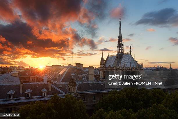 red sunset over the sainte-chapelle, paris - sainte chapelle photos et images de collection