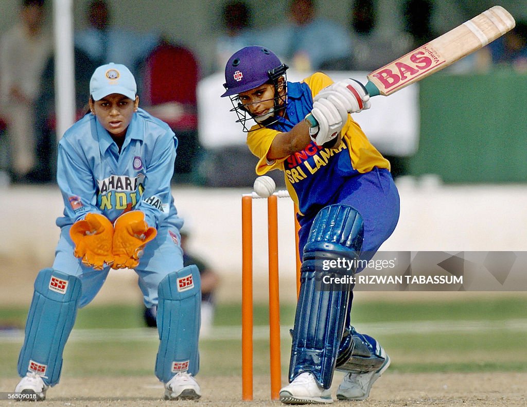 Sri Lankan batswoman Suwini de Alwis (R)