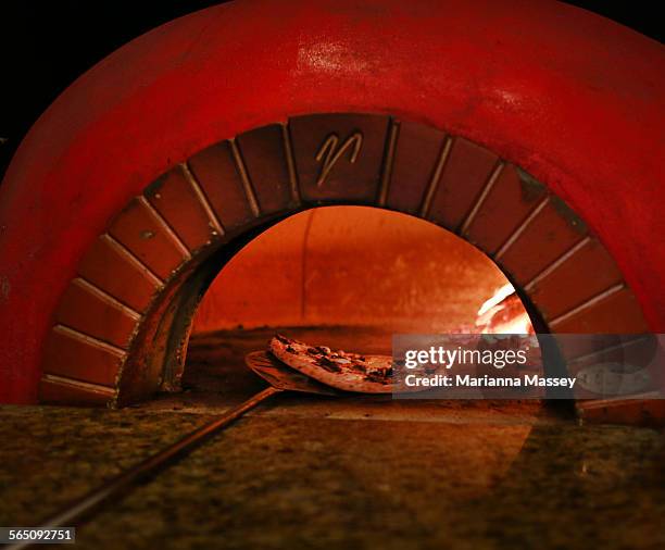 wood fired pizza - pizzaugn bildbanksfoton och bilder