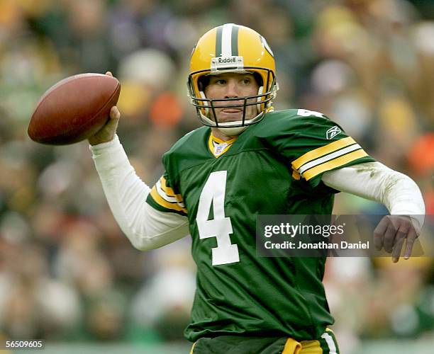 Brett Favre of the Green Bay Packers passes against the Seattle Seahawks January 1, 2006 at Lambeau Field in Green Bay, Wisconsin.