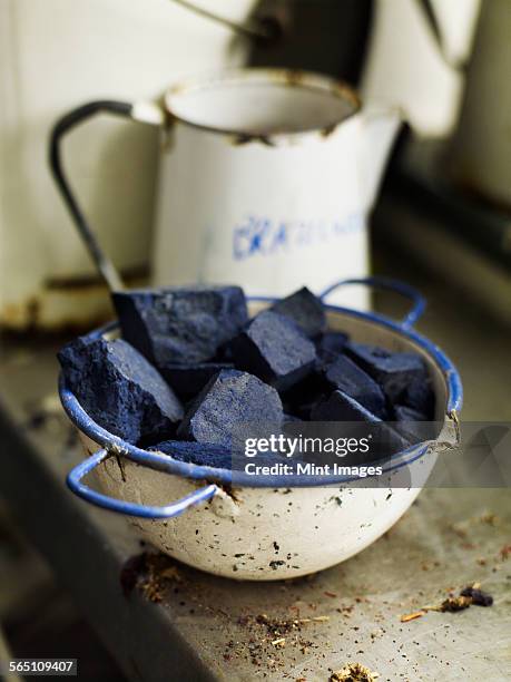 ingredients in a bowl to create a natural dye. indigo pigment in blocks. - dye stock-fotos und bilder