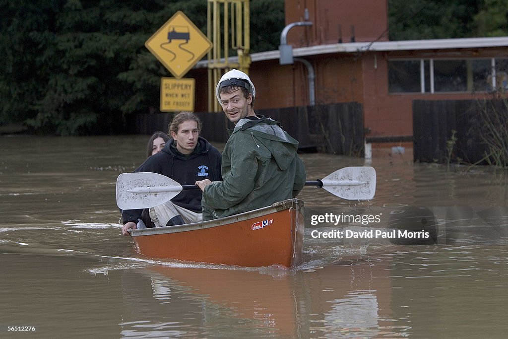 Flooded Northern California Begins Clean Up