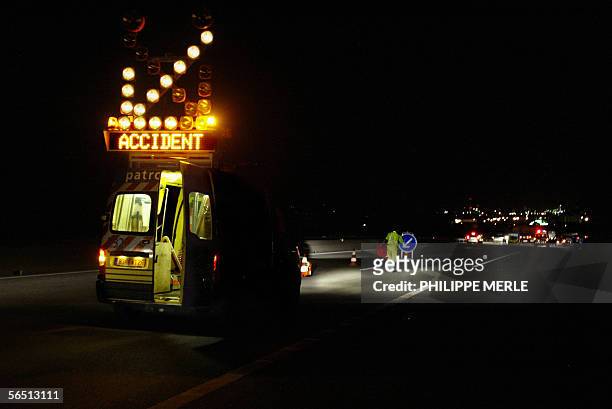 Photo d'un vehicule signalant un accident automobile sur l'autoroute A7 pres de Chanas, le 24 juin 2005. Le nombre de tues sur les routes en 2005 a...