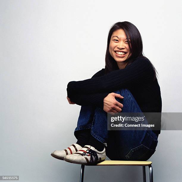 smiling woman on stool - tabouret photos et images de collection