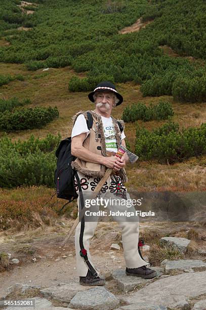 goral (polish highlanders) in tatra mountains. - cultura polonesa - fotografias e filmes do acervo