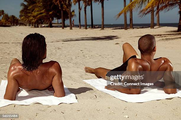 men sunbathing on beach - auf rücken liegen stock-fotos und bilder