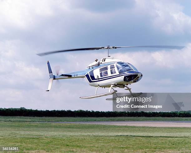 helicopter landing - helikopter stockfoto's en -beelden