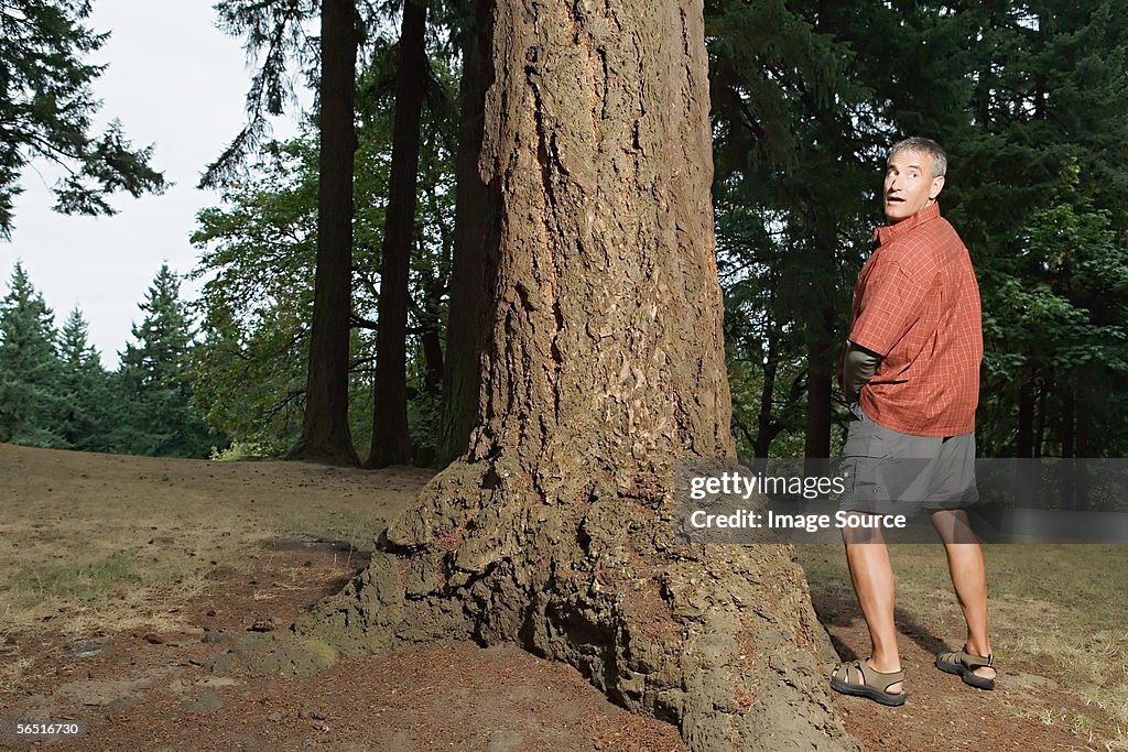Homem Apanhar urinar na floresta