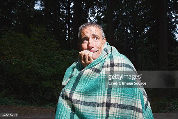 ängstlich mann in einem wald - frost bite stock-fotos und bilder