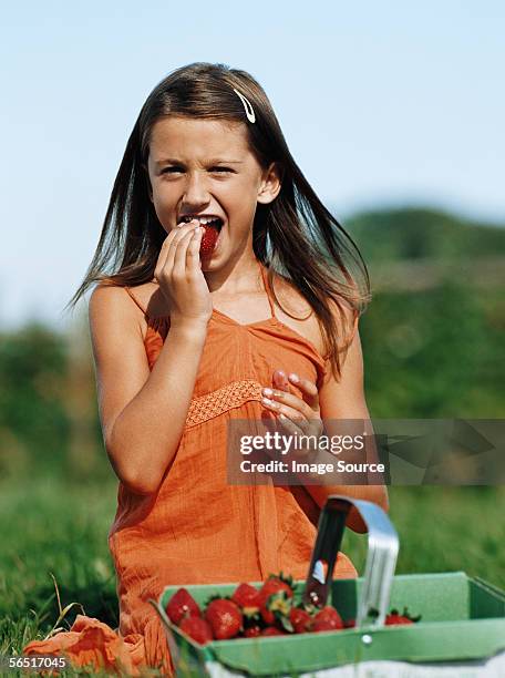 menina comer morangos - girls open mouth imagens e fotografias de stock