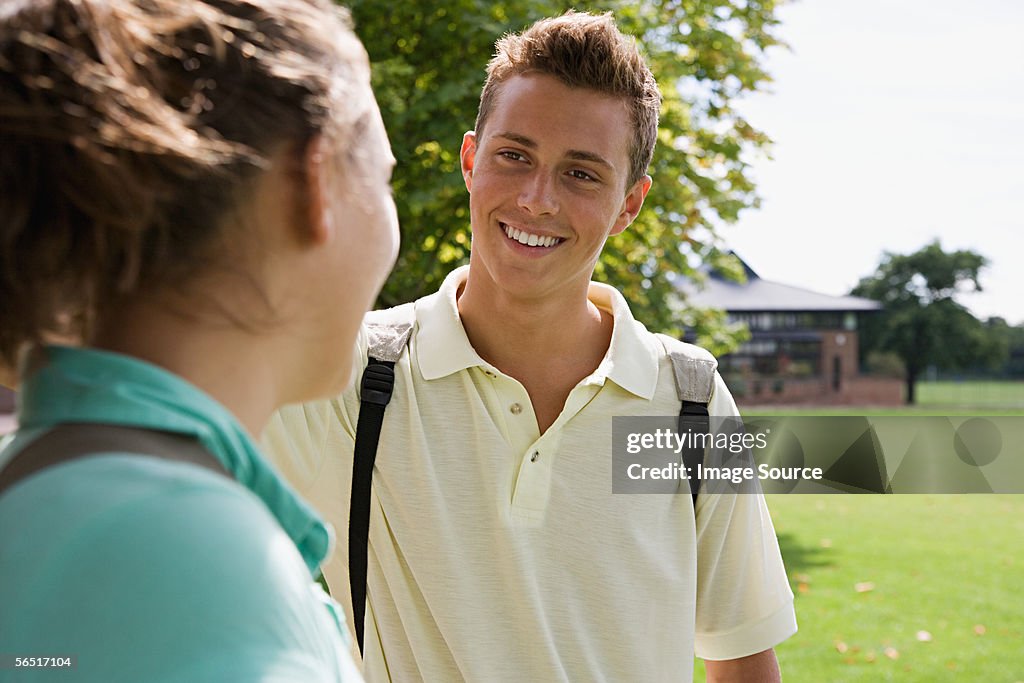 Teenager außerhalb der Schule