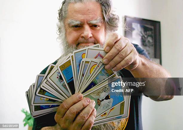 El profesor Antonio Vazquez, conocido como "El Brujo Mayor", muestra las cartas con las que lee el futuro y realiza las predicciones para este 2006,...