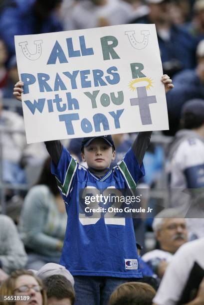 Young Seattle Seahawks fan holds a sign offering condolences to Tony Dungy, whose son James Dungy died earlier in the week, during the game against...