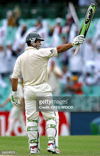 Australian captain Ricky Ponting waves his bat to spectators after reaching his 50 during the Test match against South Africa in Sydney, 04 January...