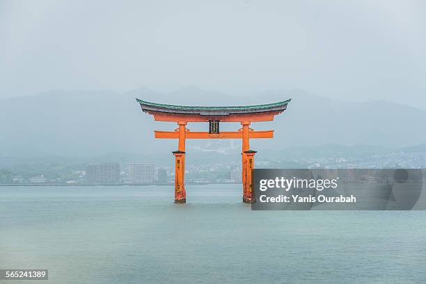 miyajima giant torii gate in the sea - 厳島神社 ストックフォトと画像