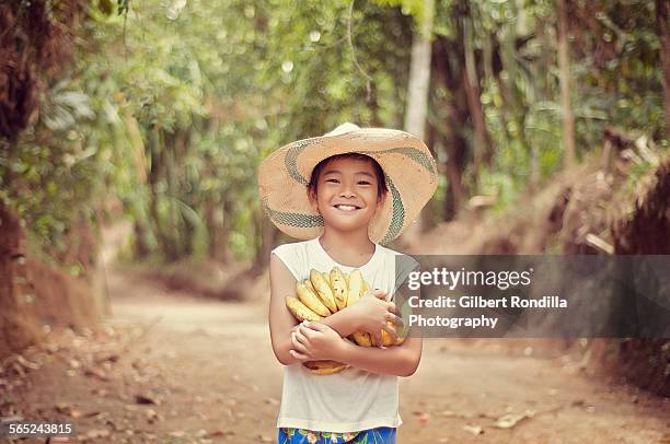 farm boy holding bananas - フィリピン ストックフォトと画像