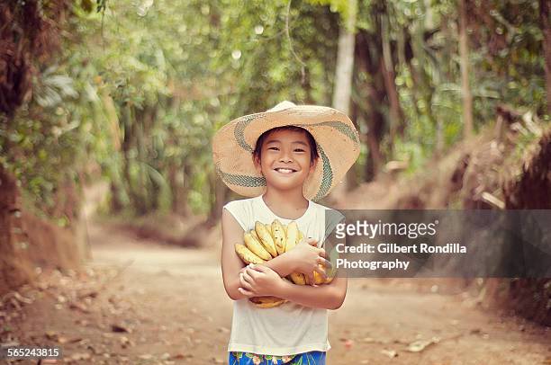 farm boy holding bananas - filipino farmer 個照片及圖片檔