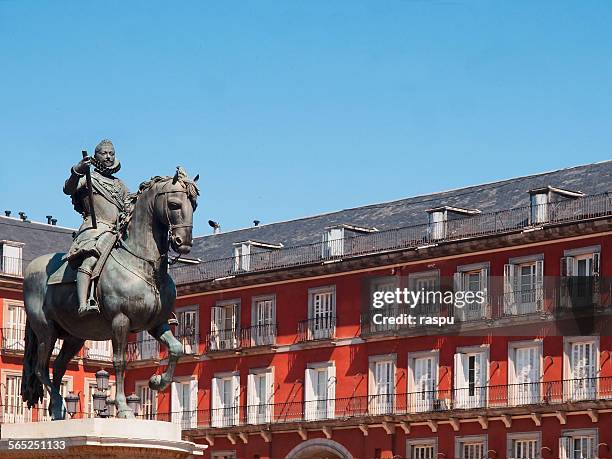 madrid, plaza mayor and felipe iii - statue de philippe iii photos et images de collection