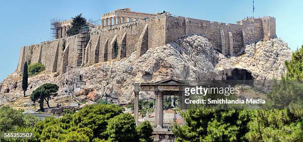 acropolis from below - oude agora stockfoto's en -beelden