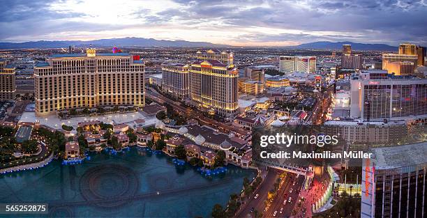 elevated view of the las vegas strip after sunset - the mirage las vegas imagens e fotografias de stock
