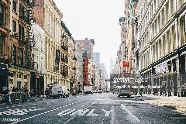 broadway, soho, new york city, united states - broadway manhattan - fotografias e filmes do acervo