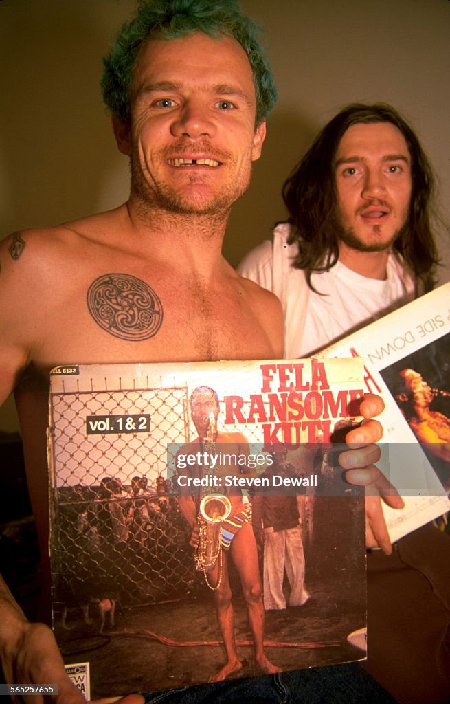 Flea and John Frusciante of the Red Hot Chili Peppers pose with Fela... Nachrichtenfoto - Getty