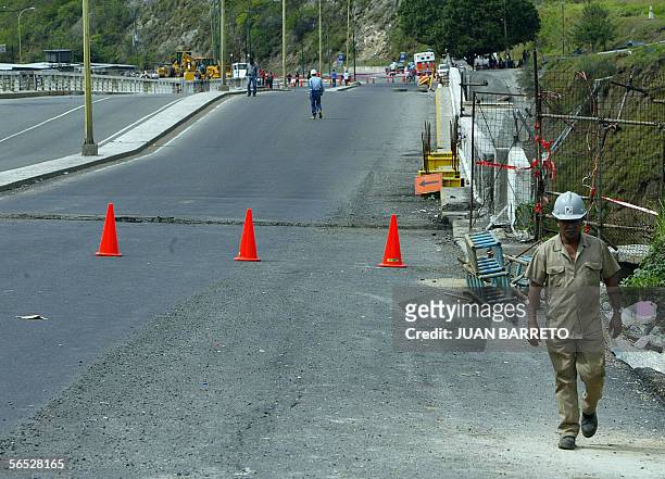 Un trabador camina sobre un viaducto de la principal autopista que comunica Caracas con la Guaira, principal puerto y aeropuerto del pais, a 30 kms...