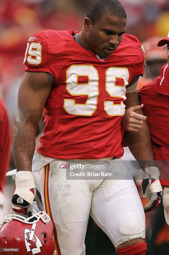 Linebacker Kendrell Bell of the Kansas City Chiefs walks off the News  Photo - Getty Images