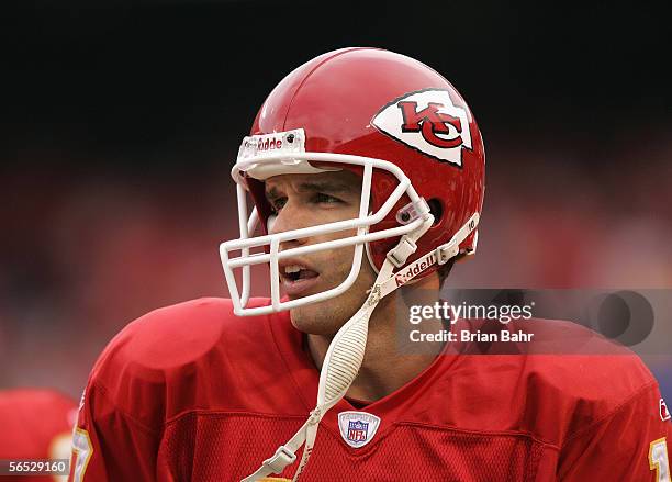 Quarterback Trent Green of the Kansas City Chiefs looks on against the Cincinnati Bengals at Arrowhead Stadium on January 1, 2006 in Kansas City,...