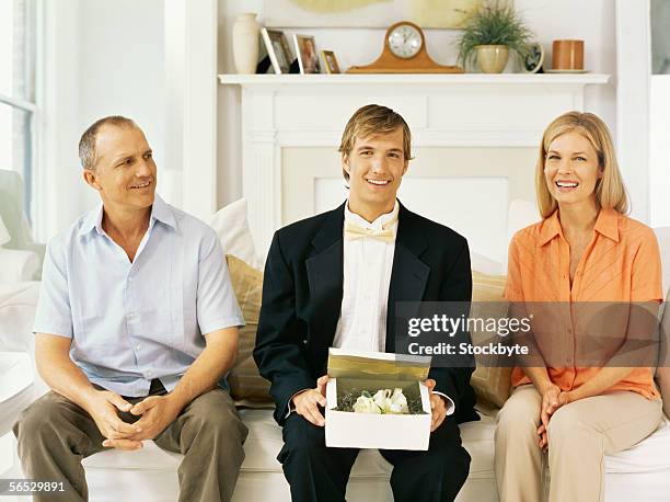 portrait of a son sitting with his parents - geheimratsecke stock-fotos und bilder