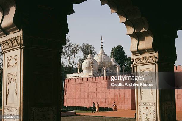 The Moti Masjid mosque seen from the Diwan-i-Khas or Hall of Private Audiences in the Red Fort, Delhi, India, circa 1965.