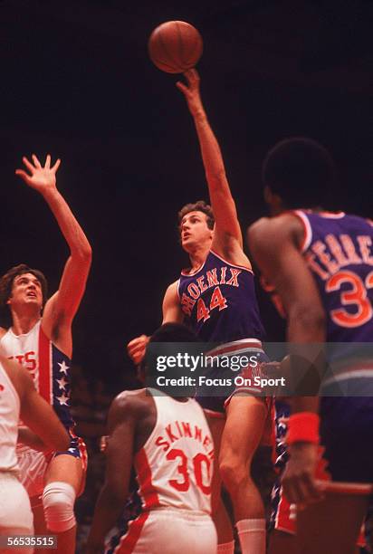 Paul Westphal of the Phoenix Suns shoots a hookshot against the New York Nets circa the 1980's during a game.