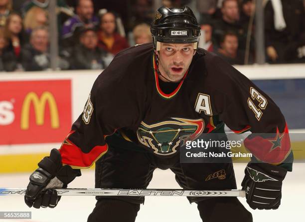 Bill Guerin of the Dallas Stars prepares to face off against the Los Angeles Kings during the NHL game on January 2, 2006 at the Staples Center in...