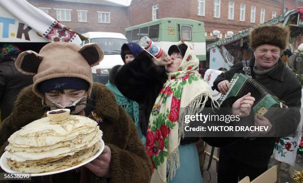 Disguised Belarussians celebrate during an outdoor Orthodox Christmas fete in the town of Lepel, some 160 km from Minsk, 07 January 2006. AFP PHOTO/...