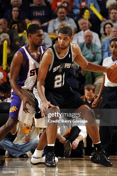 Kurt Thomas of the Phoenix Suns guards Tim Duncan of the San Antonio Spurs on January 7, 2006 at U.S. Airways Center in Phoenix, Arizona. NOTE TO...