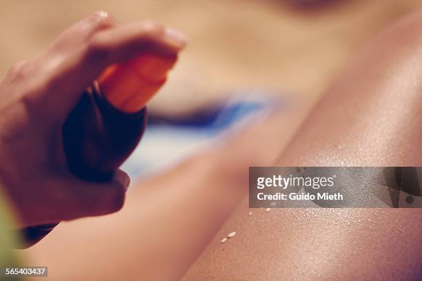 woman using suncream - sonnenbaden stock-fotos und bilder