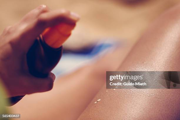 woman using suncream - tomar sol fotografías e imágenes de stock