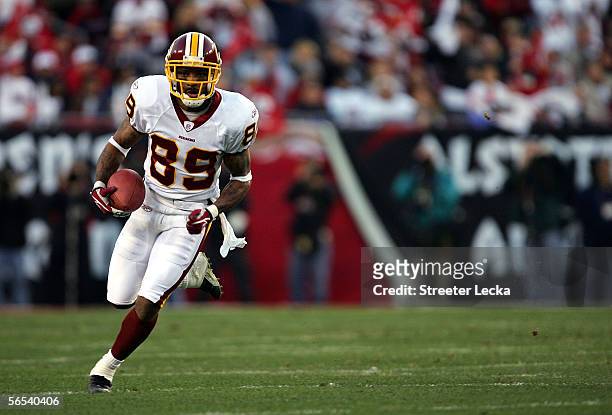 Wide receiver Santana Moss of the Washington Redskins runs the ball against the Tampa Bay Buccaneers during the NFC Wild Card Playoff Game at Raymond...