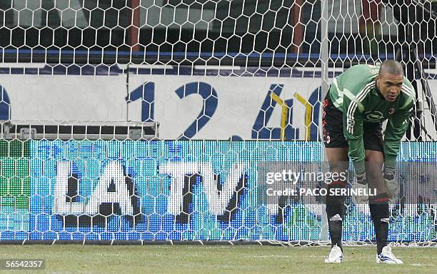 Milan's goaolkeeper Dida reacts during their series A football match opposing AC Milan and Parma at San Siro stadium in Milan, 08 January 2006. AFP...