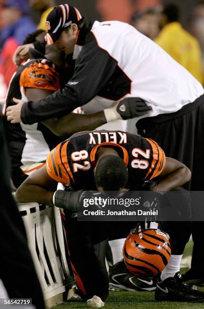 Reggie Kelly of the Cincinnati Bengals hangs his head on the sidelines after losing the AFC Wild Card Playoff Game to the Pittsburgh Steelers at Paul...