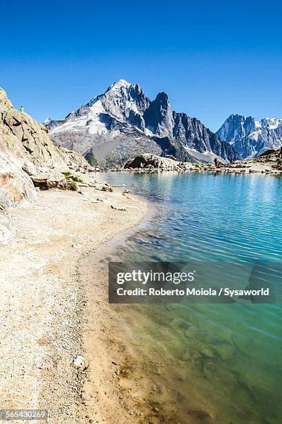 lac chesery aiuguille verte france - lake chesery stockfoto's en -beelden