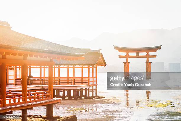 itsukushima shrine and miyajima great torii gate - 厳島神社 ストックフォトと画像