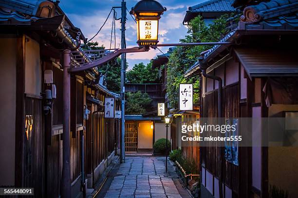 the narrow street in kyoto - kioto prefectuur stockfoto's en -beelden