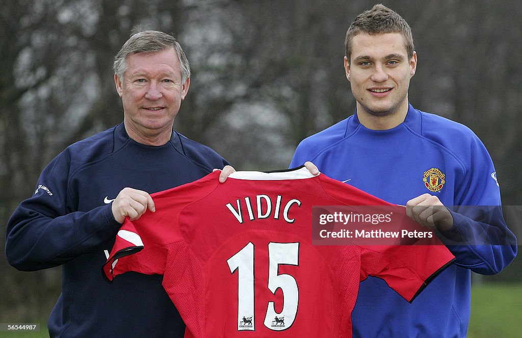 Manchester United sign Nemanja Vidic