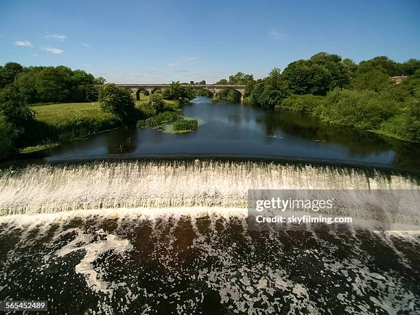 weir on river wharfe in tadcaster - tadcaster stock-fotos und bilder