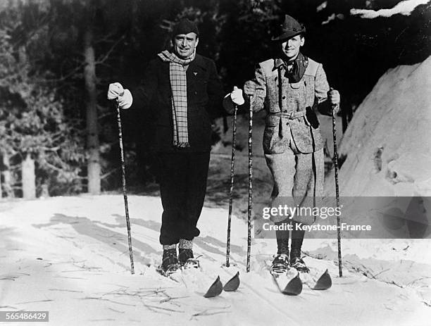 Douglas Fairbanks et son fils Douglas Fairbanks Jr faisant du ski en Californie, Etats-Unis, le 14 janvier 1933.