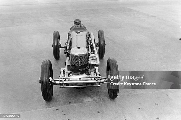 Madame Stewart, la femme pilote anglaise, tentant de battre les records internationaux sur distance du kilomètre et du mile au volant d'une...