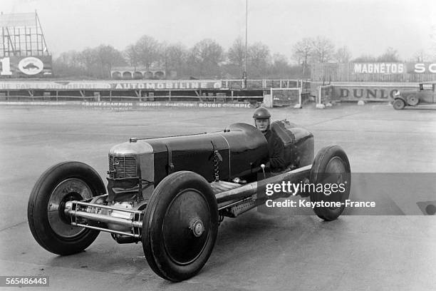 Madame Stewart, la femme pilote anglaise, tentant de battre les records internationaux sur distance du kilomètre et du mile au volant d'une...